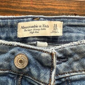Abercrombie & Fitch High-Rise Cropped Jeans - Light Blue